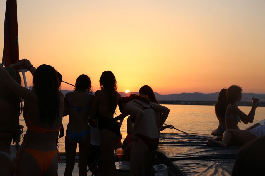 Cambrils: Sunset Catamaran Cruise & Drinks w/ Sunbed - Music and atmosphere on the upper deck