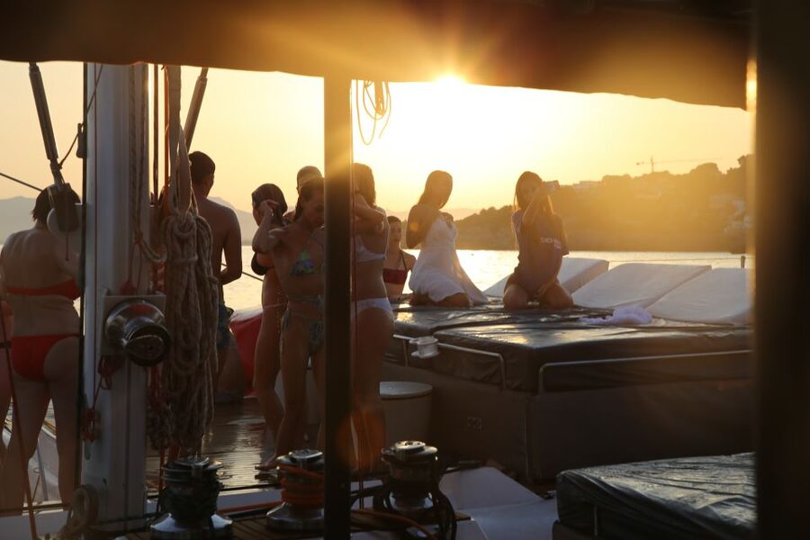 Cambrils: Sunset Catamaran Cruise & Drinks w/ Sunbed - A reserved sunbed changes the experience