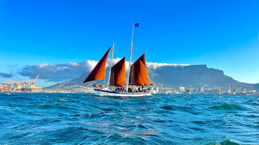 Cape Town: 1 Hour Table Bay Sailing Tour - The first minutes: leaving the harbour