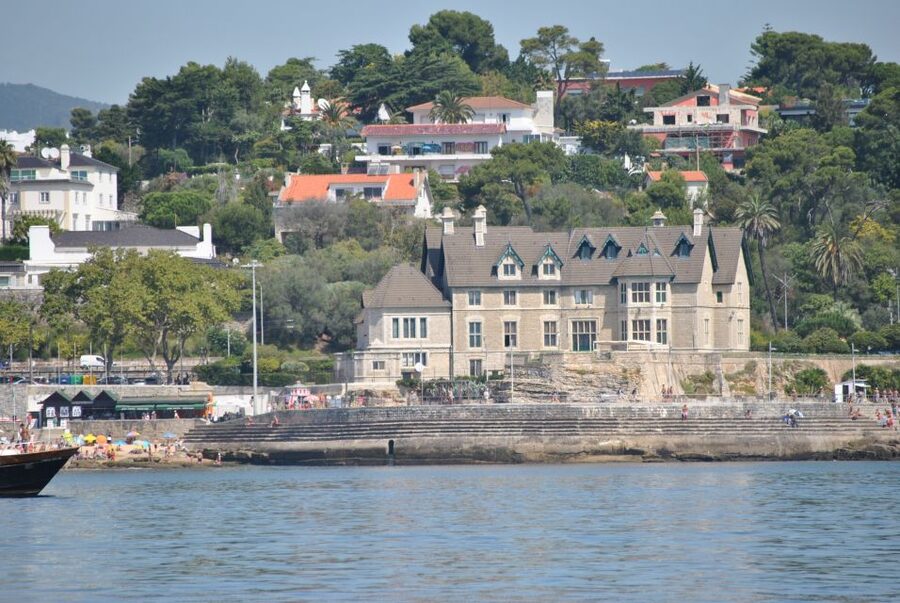 Cascais: Sailing Tour with Drink - What the crew adds to the day