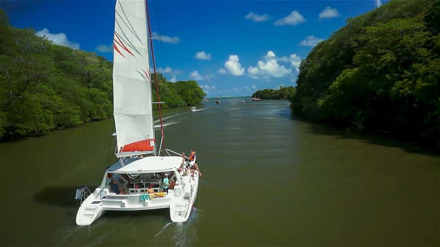 Catamaran cruise to Ile aux Cerfs from Pointe Jerome - What the $60 catamaran day actually includes