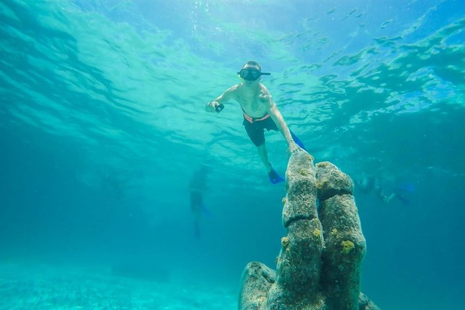 Catamaran Group Sightseeing, Snorkeling Tour Isla Mujeres - Sailing from Cancun with an open bar