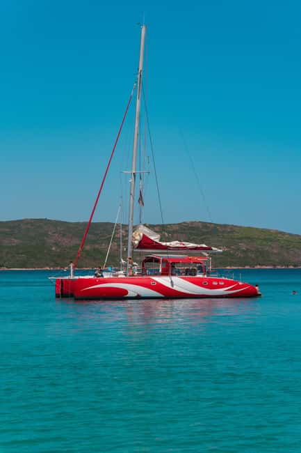 Cruising on a sailing maxi-catamaran - Setting out from Santa Giulia Beach