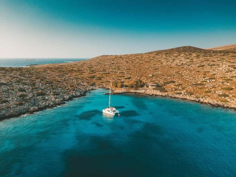 Dia Island Catamaran – Premium Lunch, Open Bar, Small Group - Arriving at Dia’s clear-water bay