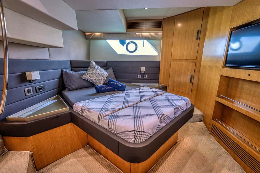Dubai: 2-Hour Private Yacht Cruise around Burj Al-Arab - Passing Atlantis The Palm and Burj Al-Arab