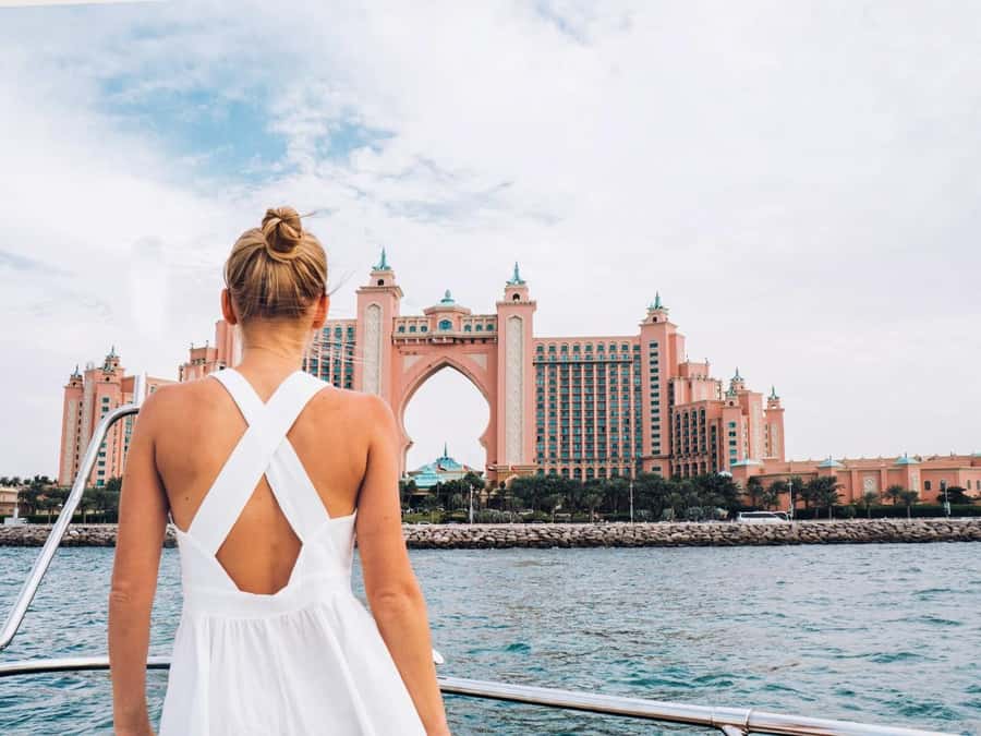 Dubai: Luxury Sunset Yacht Tour with Snacks and Drinks - What the 5:00 PM sunset departure includes