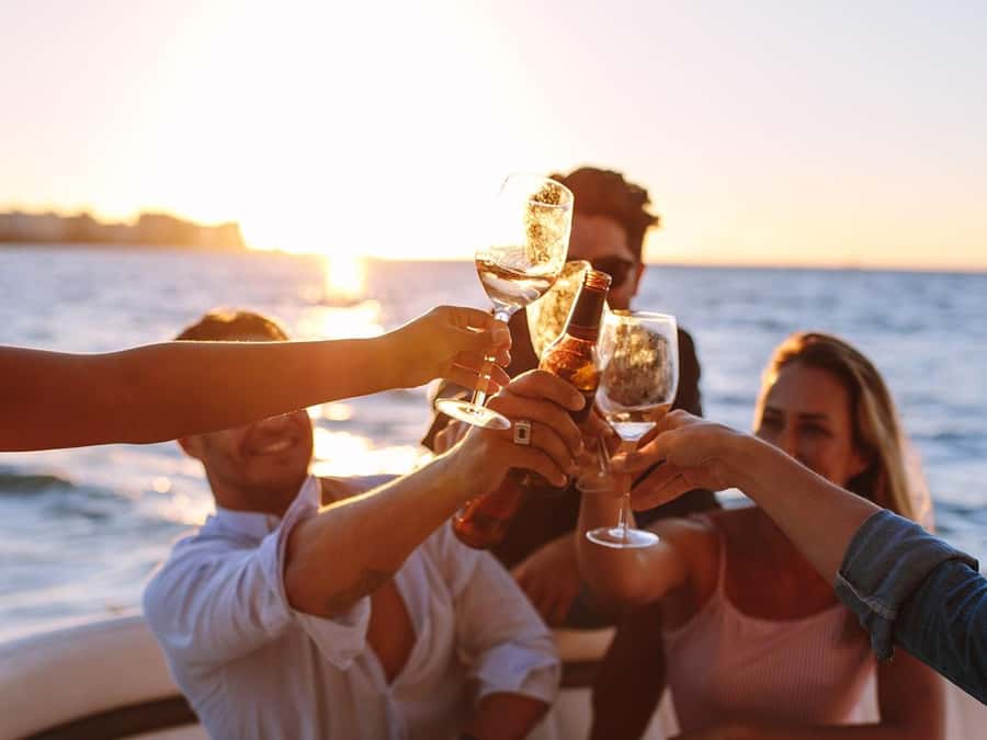 Dubai: Luxury Sunset Yacht Tour with Snacks and Drinks - Sunset photographs and help from the crew