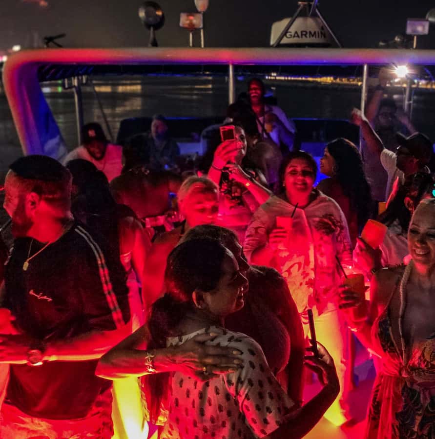 Dubai: Marina Yacht Party with BBQ, Unlimited Drinks and DJ - BBQ sliders, skewers, and food timing