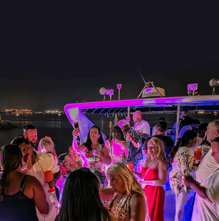 Dubai: Marina Yacht Party with BBQ, Unlimited Drinks and DJ - Drinks that keep the party moving