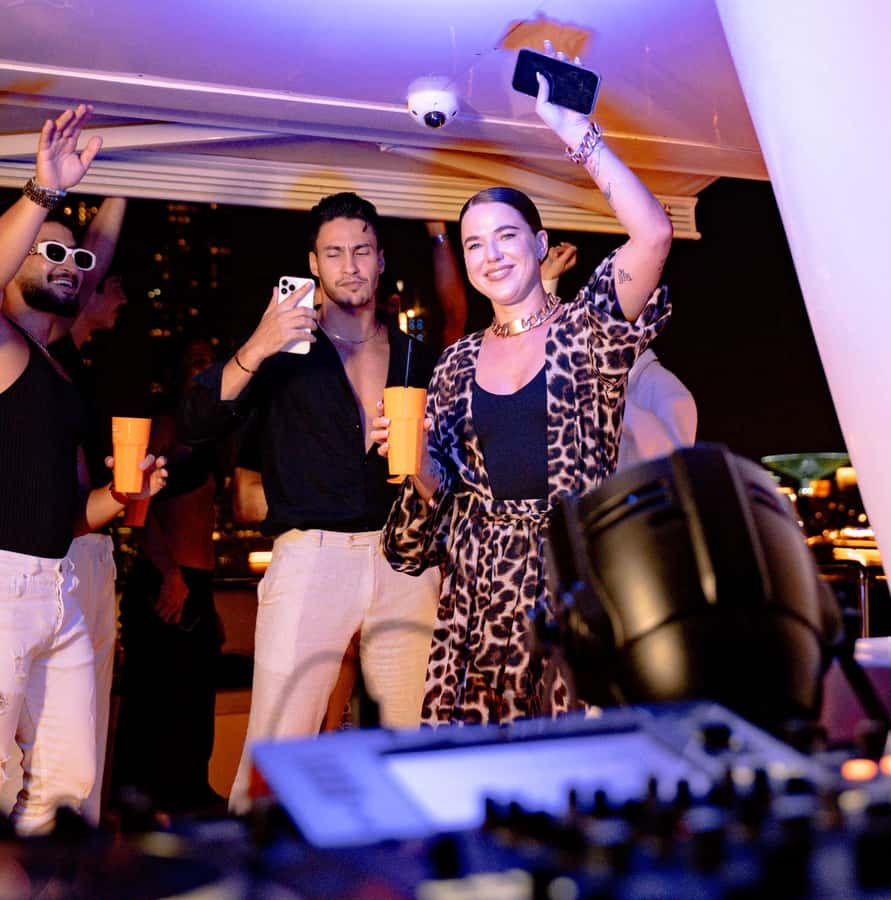 Dubai: Marina Yacht Party with BBQ, Unlimited Drinks and DJ - Check-in at Dubai Marina
