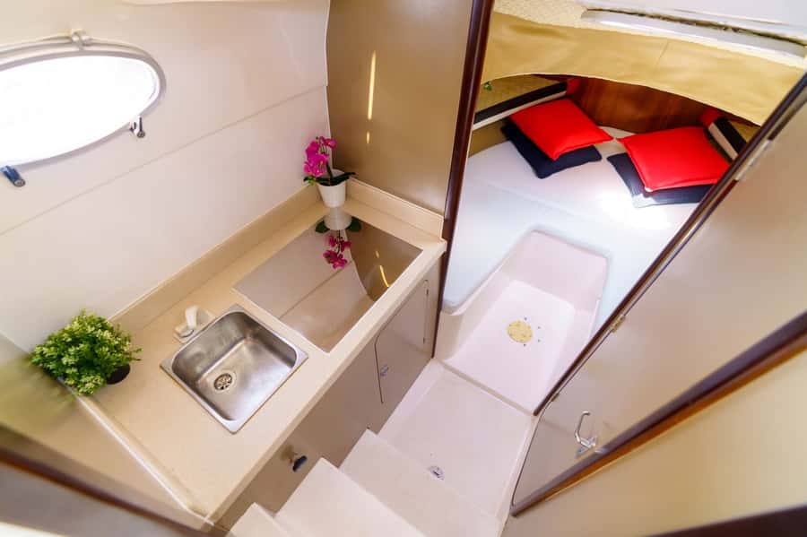Dubai: Private Coastline Landmarks Mini-Yacht Tour - Atlantis, the Palm, and the photo pause