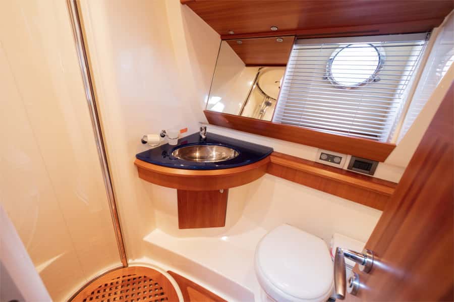 Dubai: Private Luxury Yacht Cruise for up to 20 People - What the private format is worth