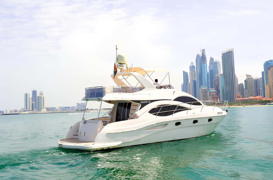 Dubai: Private Yacht Tour Experience with Soft Drinks - What the one-hour cruise really includes