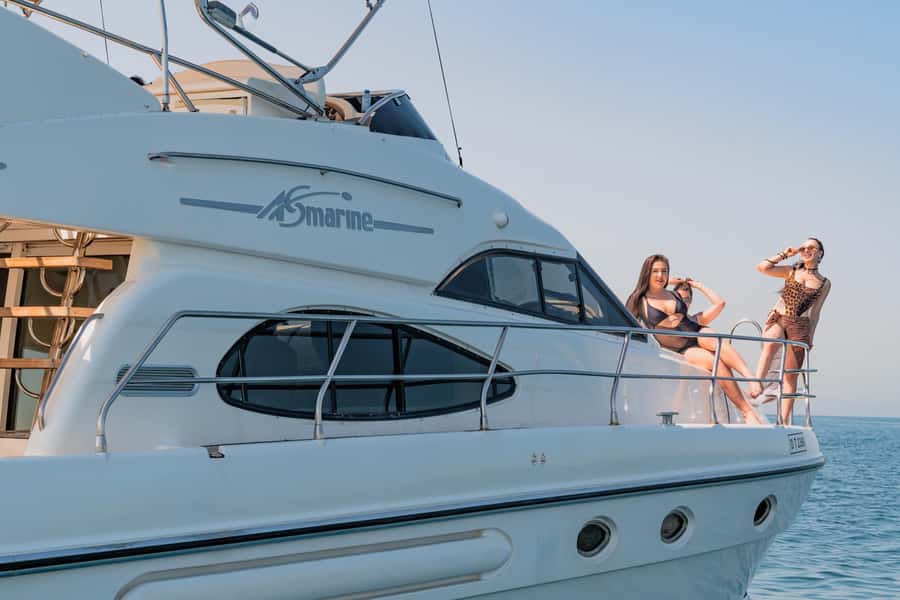 Dubai Yacht Tour - Boat Trip upto 12 guests Private event - Dubai Marina and JBR from the water