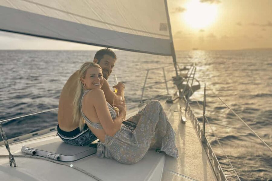 Elegant Sunset cruise under sails,large yacht,full comfort - Following the city channel toward sunset