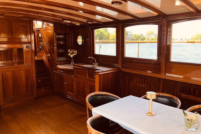 Evening aperitif tour aboard the motor yacht Fitzgerald - Wine, cocktails, and lounge music