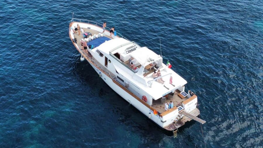 Favignana e Levanzo: tour condiviso Yacht Shalimar IV - Favignana combines swimming, lunch, and town time