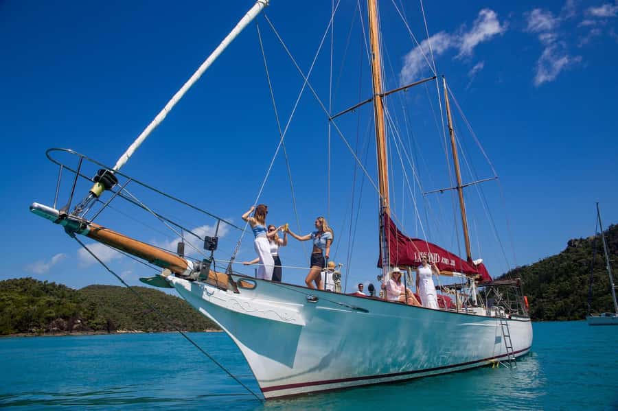 From Airlie Beach: Hook Island Cultural Tour, Sail & Snorkel - Morning pickup and the first sail from Airlie Beach