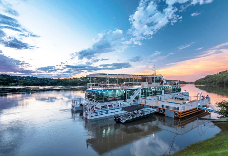 From Foz do Iguaçu: Sunset Catamaran Tour with Meal - From your hotel to Echaporã Port