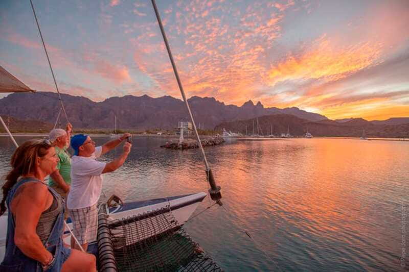 From Loreto: Sunset Appetizers & Open Bar Catamaran Cruise - How the Crew Shapes the Evening