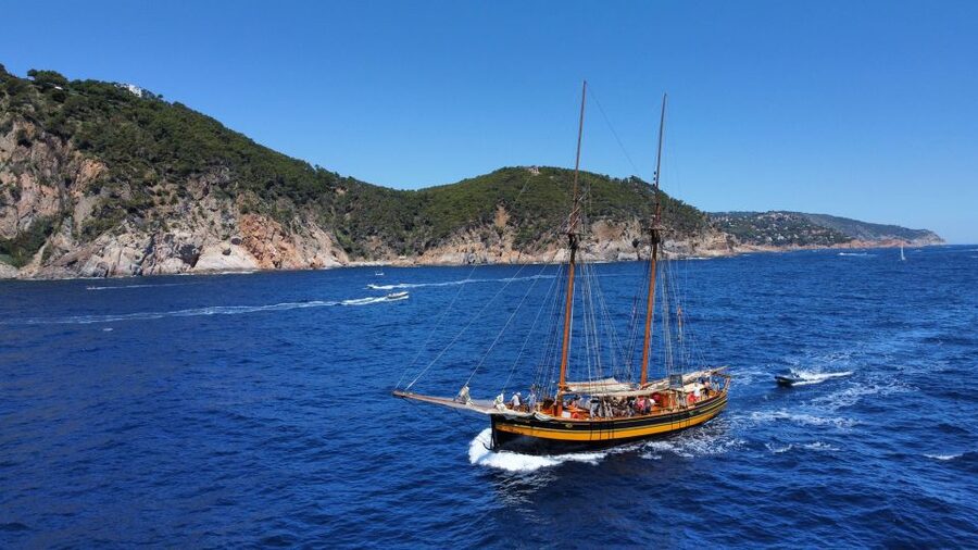 From Palamós: Southern Coast Sailing Tour - Aboard the Äran in Palamós