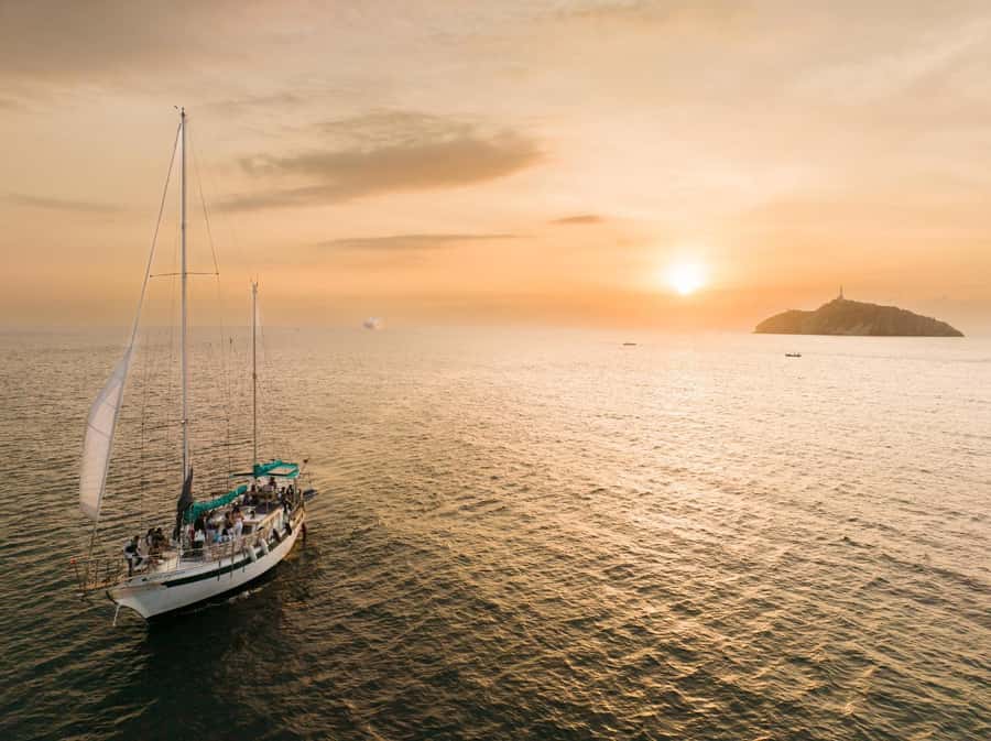 From Santa Marta: Sunset Sailboat Tour with 2 Beverages - Two drinks, simple service, and what to eat first