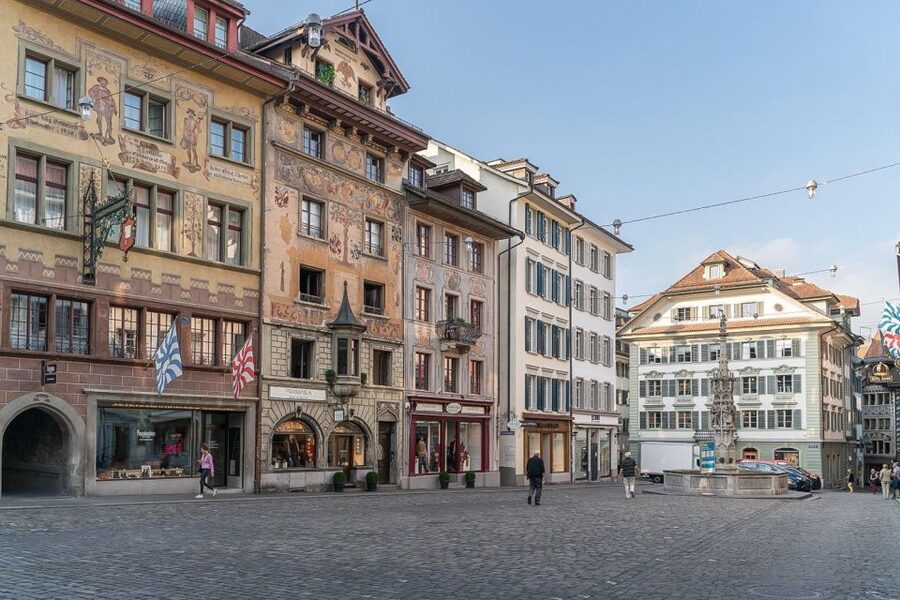 From Zurich: Day Trip to Lucerne with Optional Yacht Cruise - How the guide affects the day