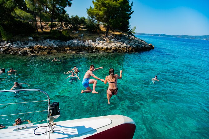 Full-Day Catamaran Cruise to Hvar & Pakleni Islands with Food and free Drinks - What the food and open bar are really worth