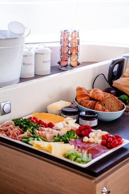 Gdansk/Sopot: Breakfast Cruise on a Catamaran - Crew service and the small extras