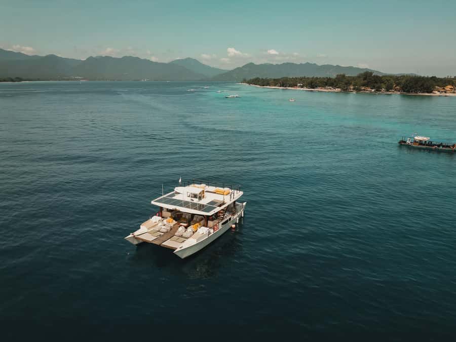 Gili Islands: 4-in-1 Catamaran Snorkeling Experience - Choosing between Gili Trawangan and Gili Air