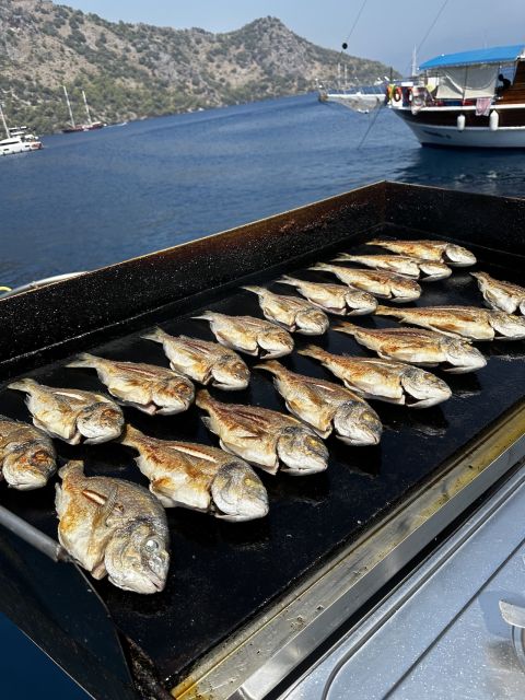 Gocek: Yacht Trip and 12 Island Full-Day Tour with Lunch - Hamam Bay combines lunch and ruins