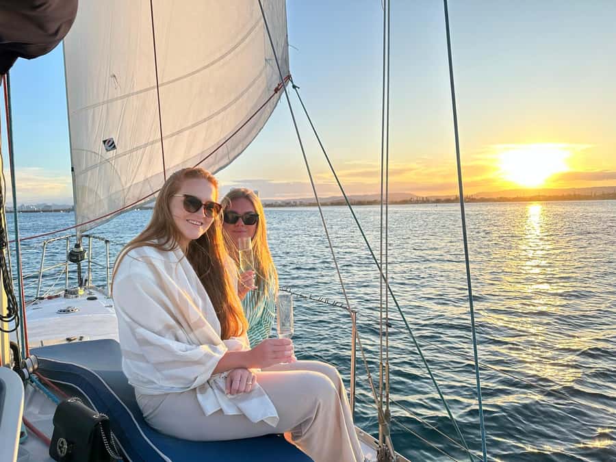 Gold Coast: Sunset Sailing Cruise incl food & drinks - Booking and practical details