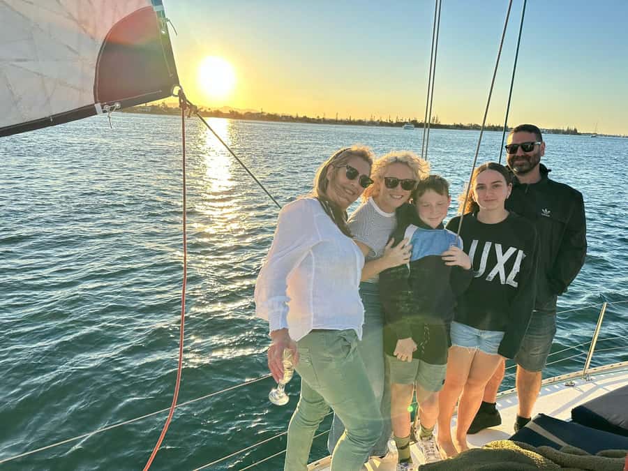 Gold Coast: Sunset Sailing Cruise incl food & drinks - Setting out from Seaworld Drive