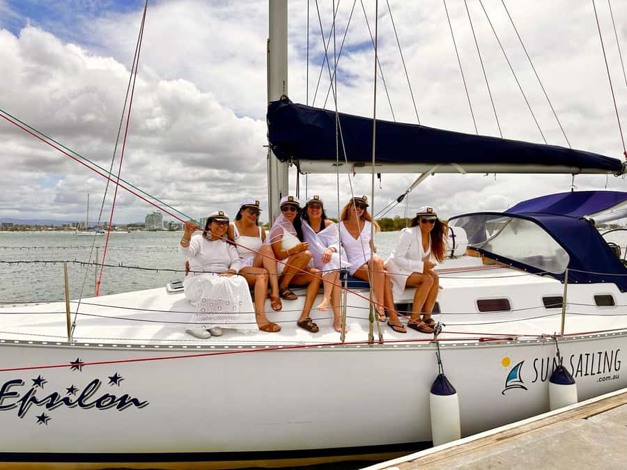 Gold Coast: Sunset Sailing Cruise incl food & drinks - Why the small group changes the mood