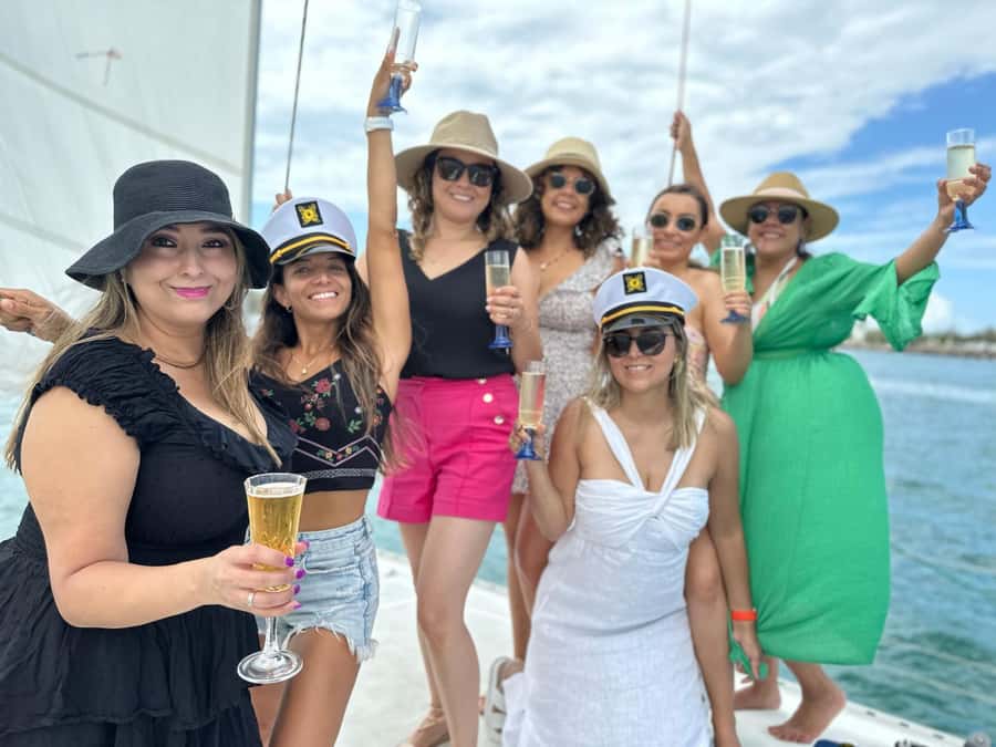 Gold Coast: Sunset Sailing Cruise incl food & drinks - Two hours on the Gold Coast Broadwater