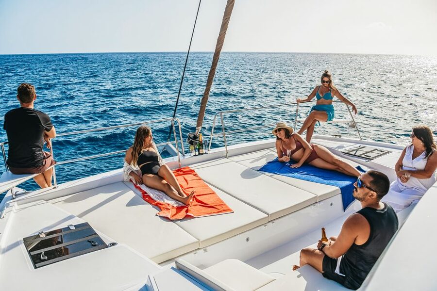 Gran Canaria: Catamaran Day Trip with Food and Drinks - Leaving Puerto Rico and following the coast toward Mogán