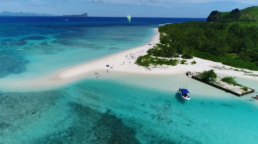 Grand Baie: Catamaran 3 Islands Cruise & Lunch on the Island - Reaching Ilot Gabriel by dinghy