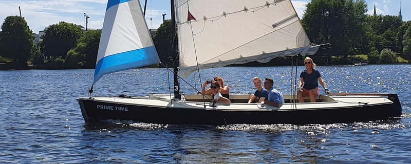 Hamburg: 1.5-Hour Sailing Sightseeing Tour on Aussenalster - Why the Aussenalster makes a fine city tour