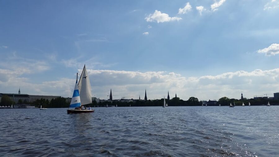 Hamburg: 1.5-Hour Sailing Sightseeing Tour on Aussenalster - Taking part instead of only watching
