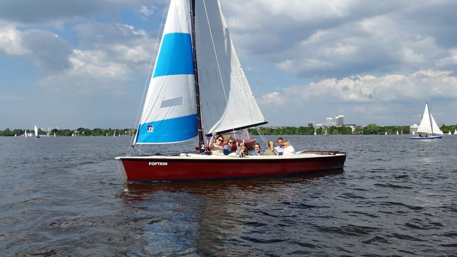 Hamburg: 1.5-Hour Sailing Sightseeing Tour on Aussenalster - The view of Hamburg’s architecture