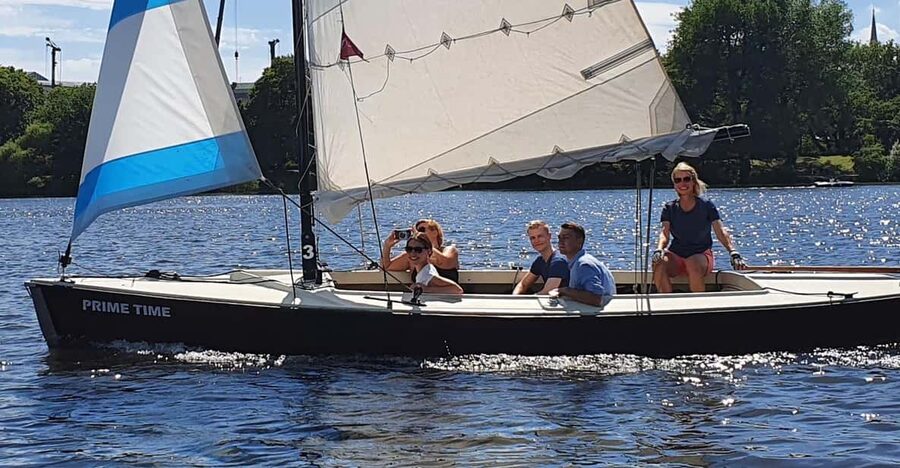 Hamburg: 1.5-Hour Sailing Sightseeing Tour on Aussenalster - Useful booking details for your Hamburg day