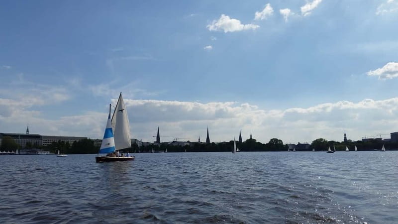 Hamburg: 1.5-Hour Sailing Sightseeing Tour on Aussenalster - What the first minutes on the water feel like