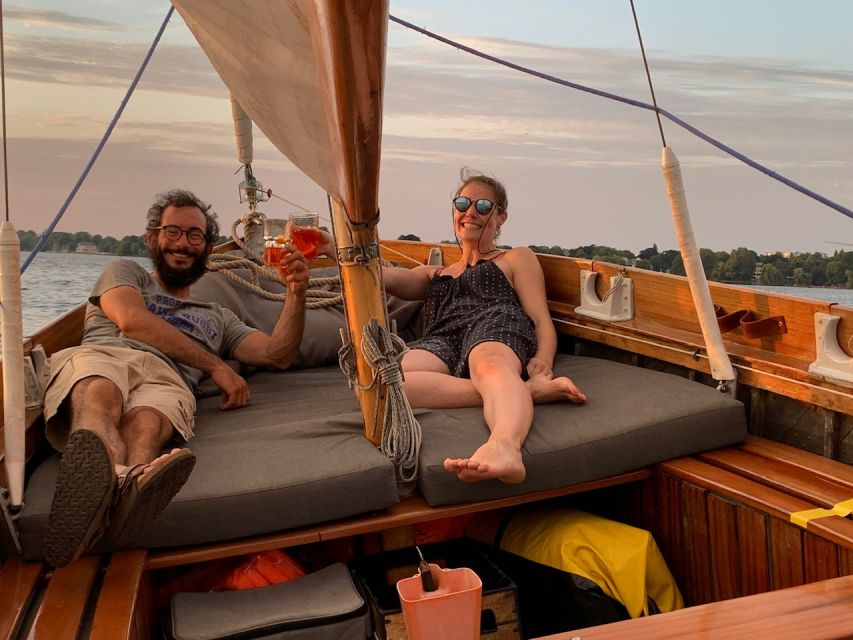 Hamburg: Alster River Sailboat Tour with Sundowner - Your included sundowner drink