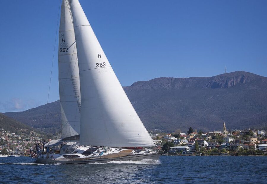Hobart: Luxury Yacht Scenic Sailing Tour with Snacks - Following the Derwent toward open water