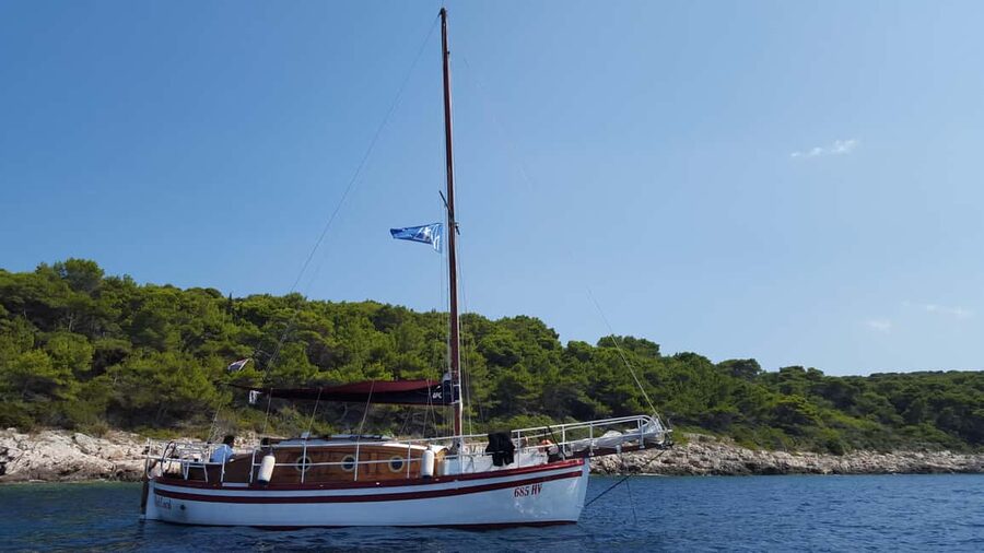 Hvar: Pakleni Islands Sailing Tour with Brunch - Captain John and the Small-Group Atmosphere