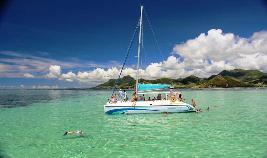Ile aux Cerfs: The very best day by catamaran. - Barbecue lunch and drinks aboard the catamaran