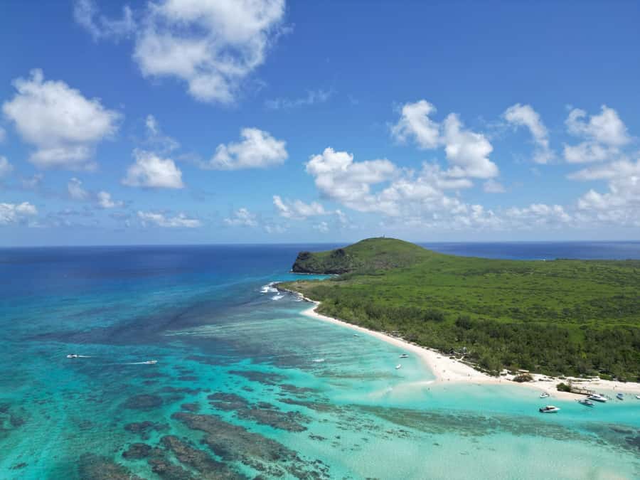Ilot Gabriel: Catamaran Cruise & BBQ Lunch - BBQ lunch, drinks, and the onboard atmosphere