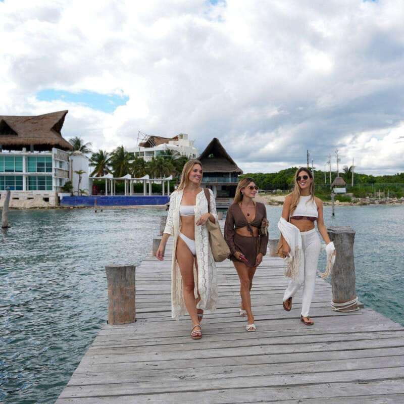 Isla Mujeres: Deluxe Catamaran Tour - Meeting at Langosta Beach and getting on the boat