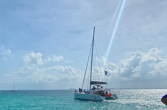 Isla Mujeres on luxury catamaran with snorkel, open bar and lunch - Group Size, Service, and Photo Sales