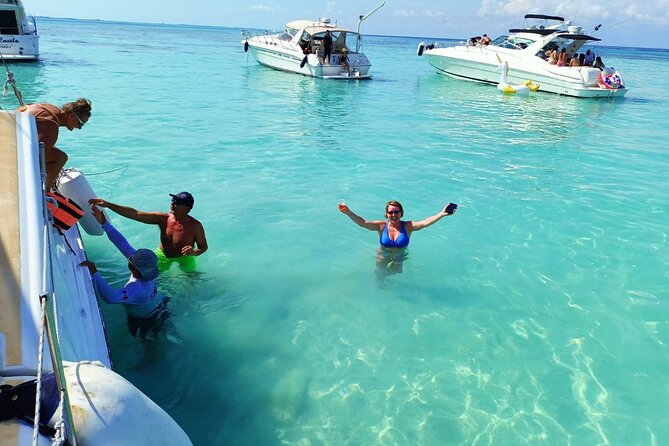 Isla Mujeres Premium Tour in Private Catamaran with Lunch - The private promise needs careful reading